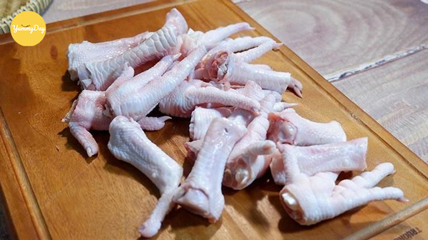Sơ chế chân gà sạch sẽ