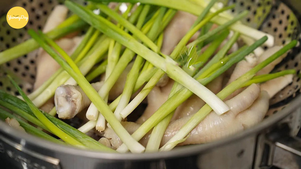 Hấp chân gà với hành