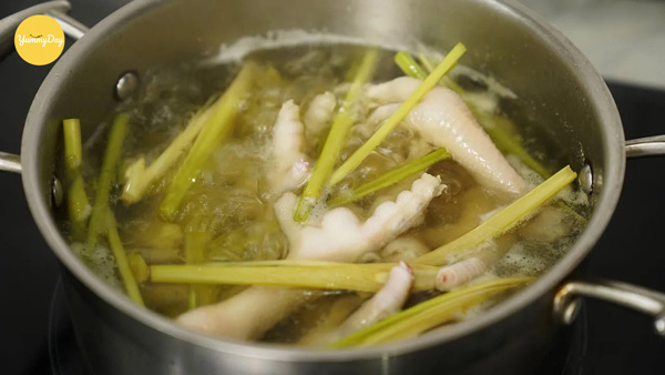 Luộc chân gà với sả