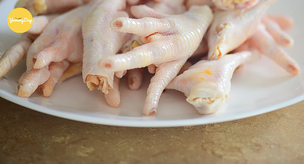 Nguyên liệu không thể thiếu cho món này là chân gà rồi