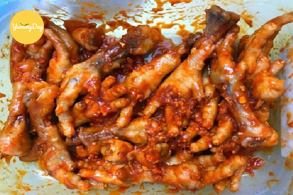 Trộn đều các gia vị với chân gà