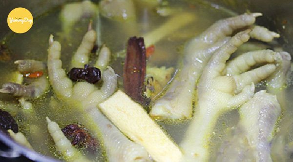 Luộc chân gà để khử mùi