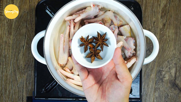 Luộc chân gà với hoa hồi