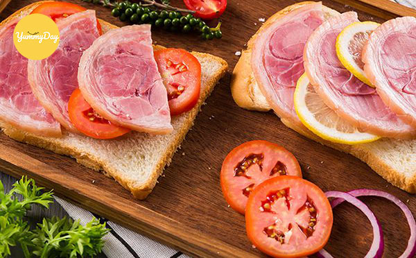 Chân giò muối ăn kèm với bánh mì sandwich