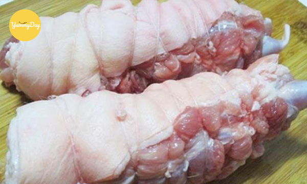 Buộc chân giò lại thật kỹ