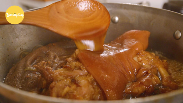 Luộc chân giò với nước mắm