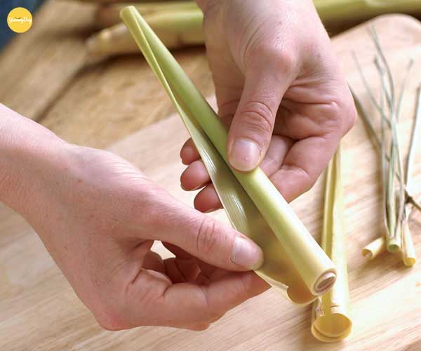 Sả đem lột bỏ phần vỏ già đi