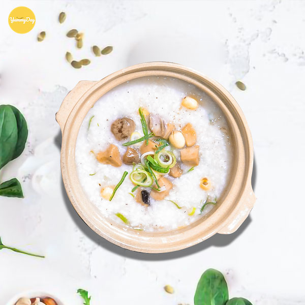 Món cháo nấm chay thơm ngon đã hoàn thành.