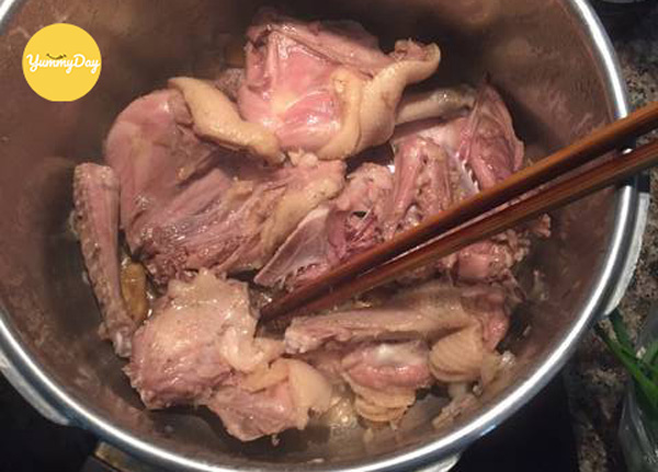 Xào trước cho săn thịt vịt
