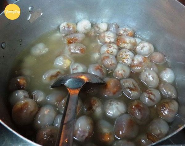 Luộc những viên chè heo quay