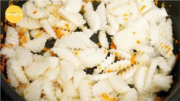 Cho củ cải vào xào đều tay