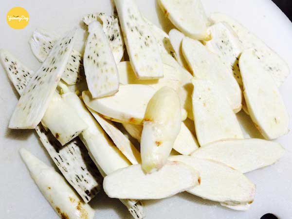 Củ niễng đem rửa sạch là xắt lát mỏng