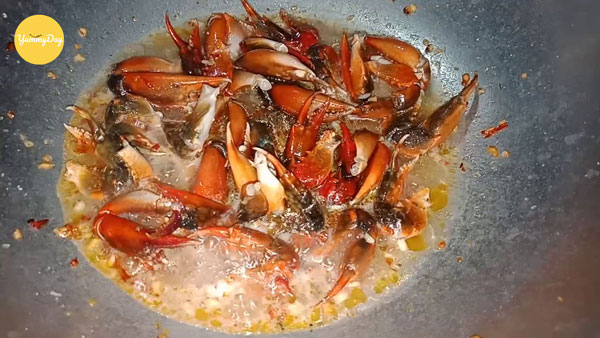 Rang cua đồng với gia vị cho đến khi khô lại
