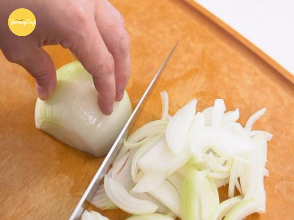 Cắt hành tây thành từng múi vừa phải