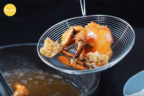 Chiên ngập cua trong chảo dầu sôi