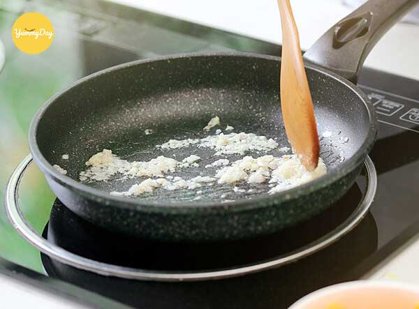 Chiên tỏi ngã vàng