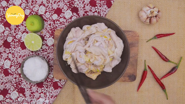 Sơ chế và gia vị da gà