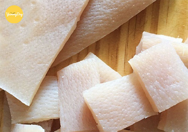 Cắt da heo thành từng miếng nhỏ vừa ăn