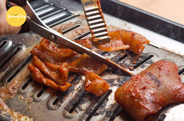 Nướng gia heo sốt cay trên lửa than riu riu