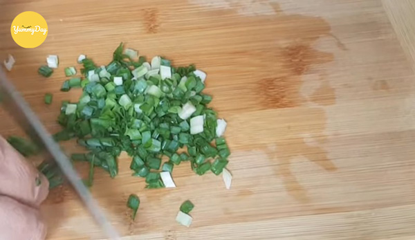 Hành lá tiến hành thái nhỏ
