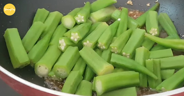 Cho đậu bắp vào xào