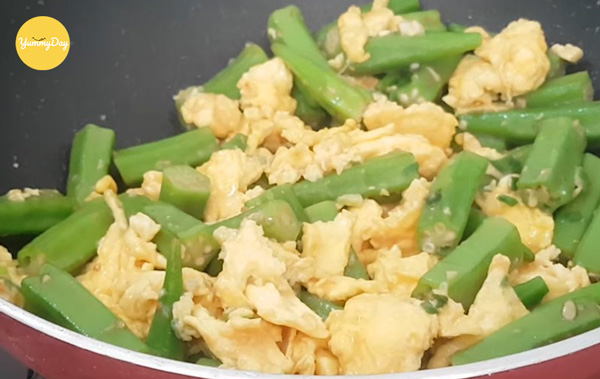 Cho trứng vào xào chung