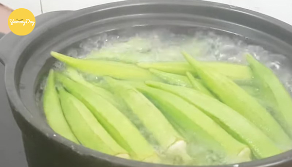 Luộc sơ đậu bắp