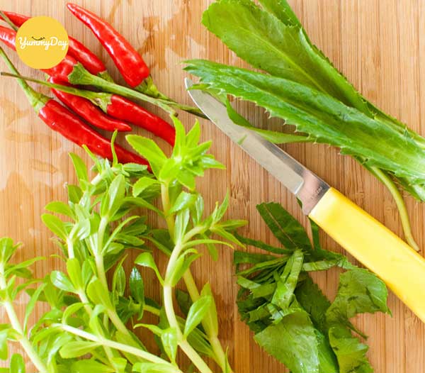 Chuẩn bị cắt các nguyên liệu rau củ quả