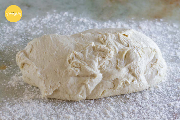 Cho bột bánh lên mặt phẳng
