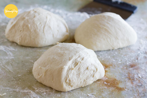 Chia bánh thành từng phần bột nhỏ
