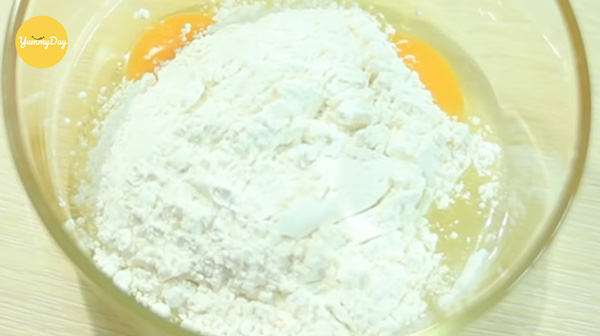 Chuẩn bị bột để lăn đùi gà