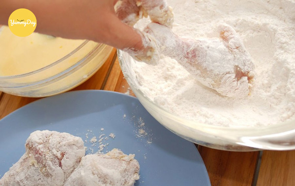 Áo đùi gà qua lớp bột