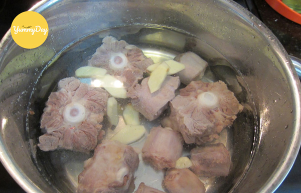 Chần sơ đuôi bò trước