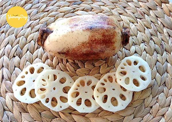 Cắt củ sen thành những khoanh tròn