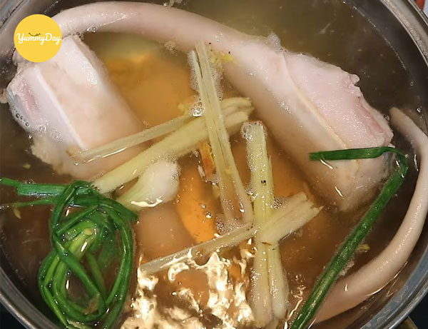 Đuôi heo luộc sơ để khử mùi