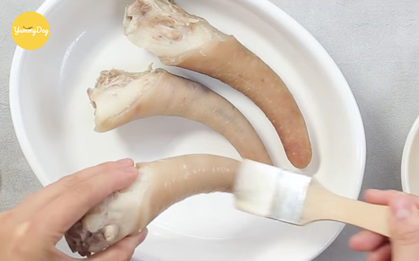 Quết một lớp dầu tiên đuôi heo