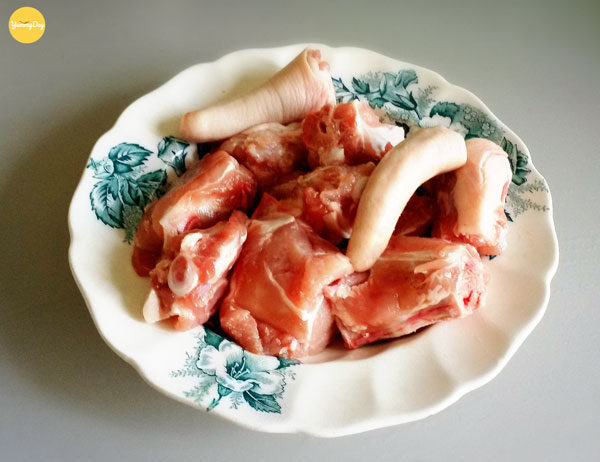 Sơ chế đuôi heo, cắt thành khúc vừa ăn