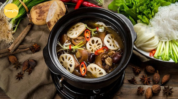 Rắc hành lá và tiêu vào cho thơm và đẹp mắt