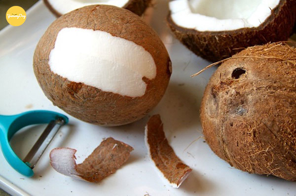 Dừa đem cạo bỏ hết phần vỏ nâu