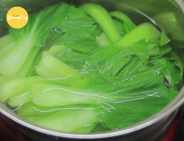 Sơ chế và luộc cải thìa