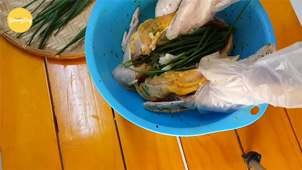 Cho thêm hành vào trong con gà