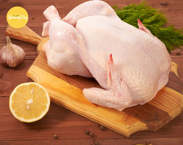 Nguyên liệu gồm có một con gà ta chắc thịt