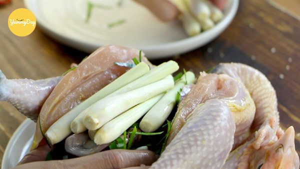 Nhồi sả vào bụng thịt gà