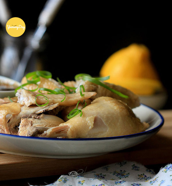 Chặt gà thành các miếng vừa ăn