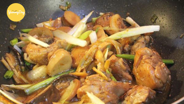 Gà kho nấm rơm thơm ngon