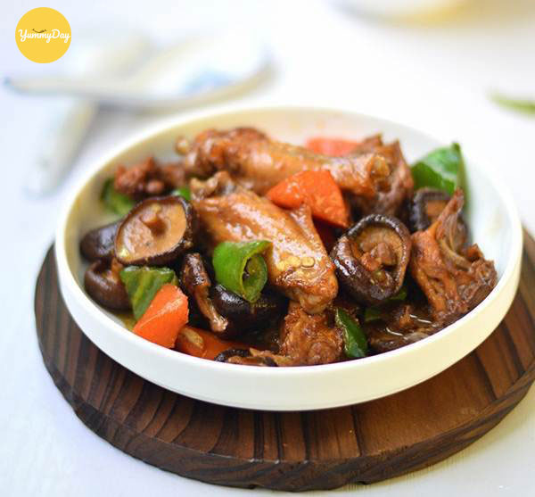 gà kho nấm rơm ngon đậm đà