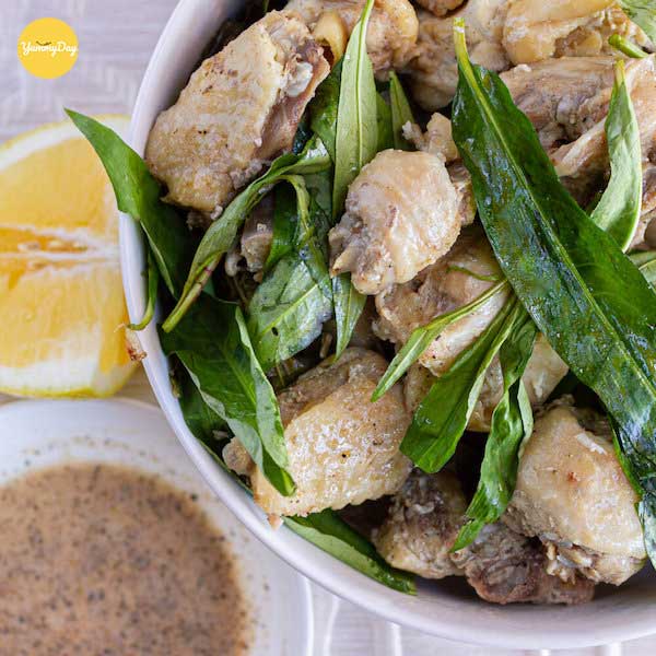 Món gà kho rau răm với sả