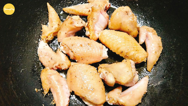 Chiên đến khi thấy thịt gà có màu ngả vàng