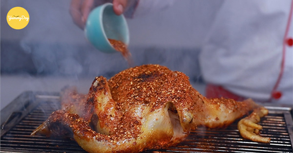 Áo gà qua một lớp ớt bột