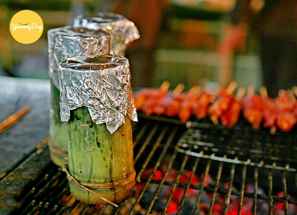 Gà trong ống tre được nướng chín vàng